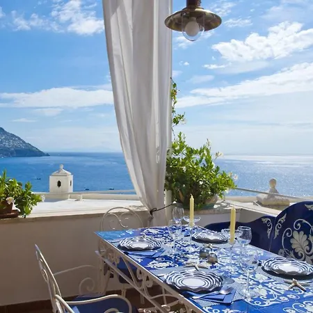 Casa Noemi 4&2, Emma *