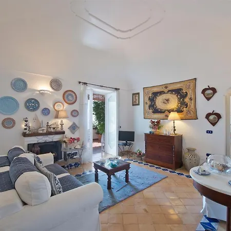 Casa Noemi 4&2, Emma *