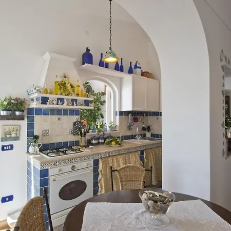 Casa Noemi 4&2, Emma פוזיטנו