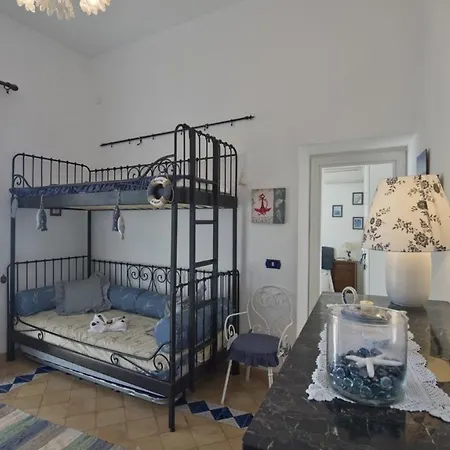 Casa Noemi 4&2, Emma פוזיטנו