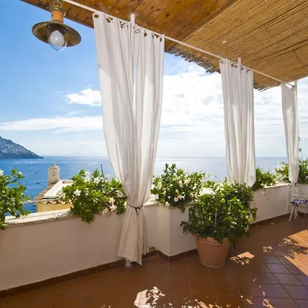 Casa Noemi 4&2, Emma *