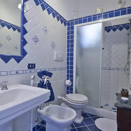 Casa Noemi 4&2, Emma Villa